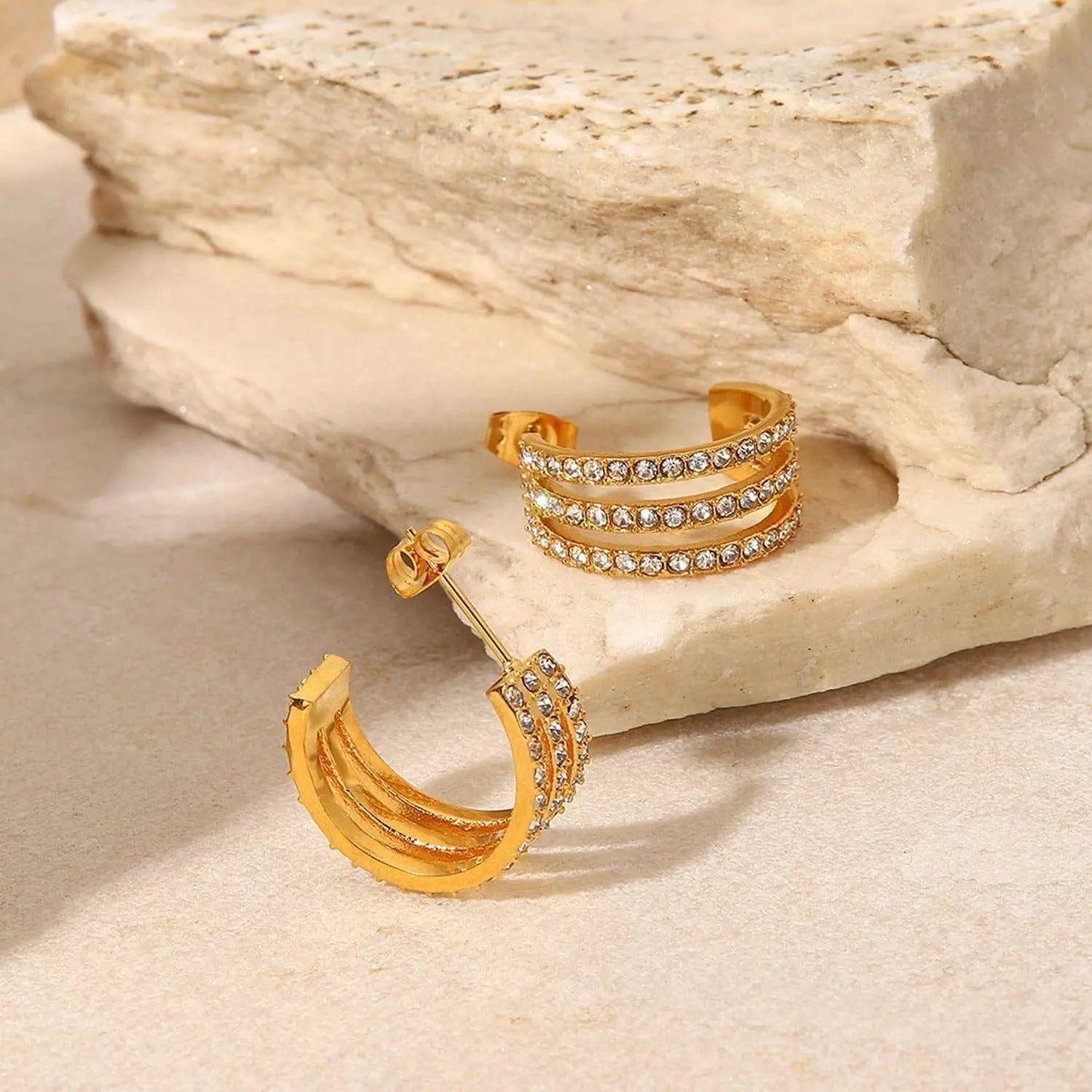Stainless steel inlaid zircon C-hoop earrings, gold-plated, with zircon accents.