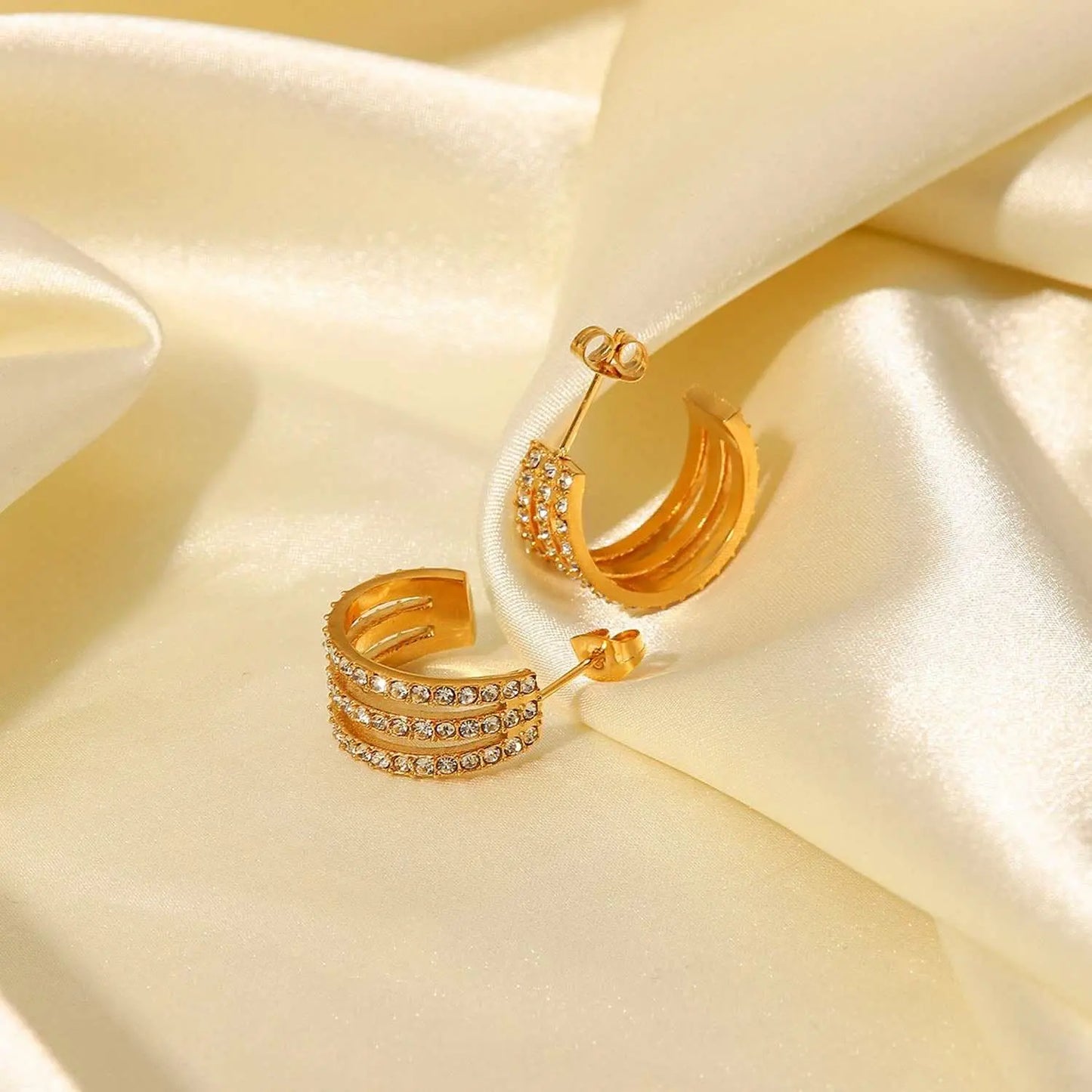 Stainless steel gold-plated C-hoop earrings with zircon inlay.