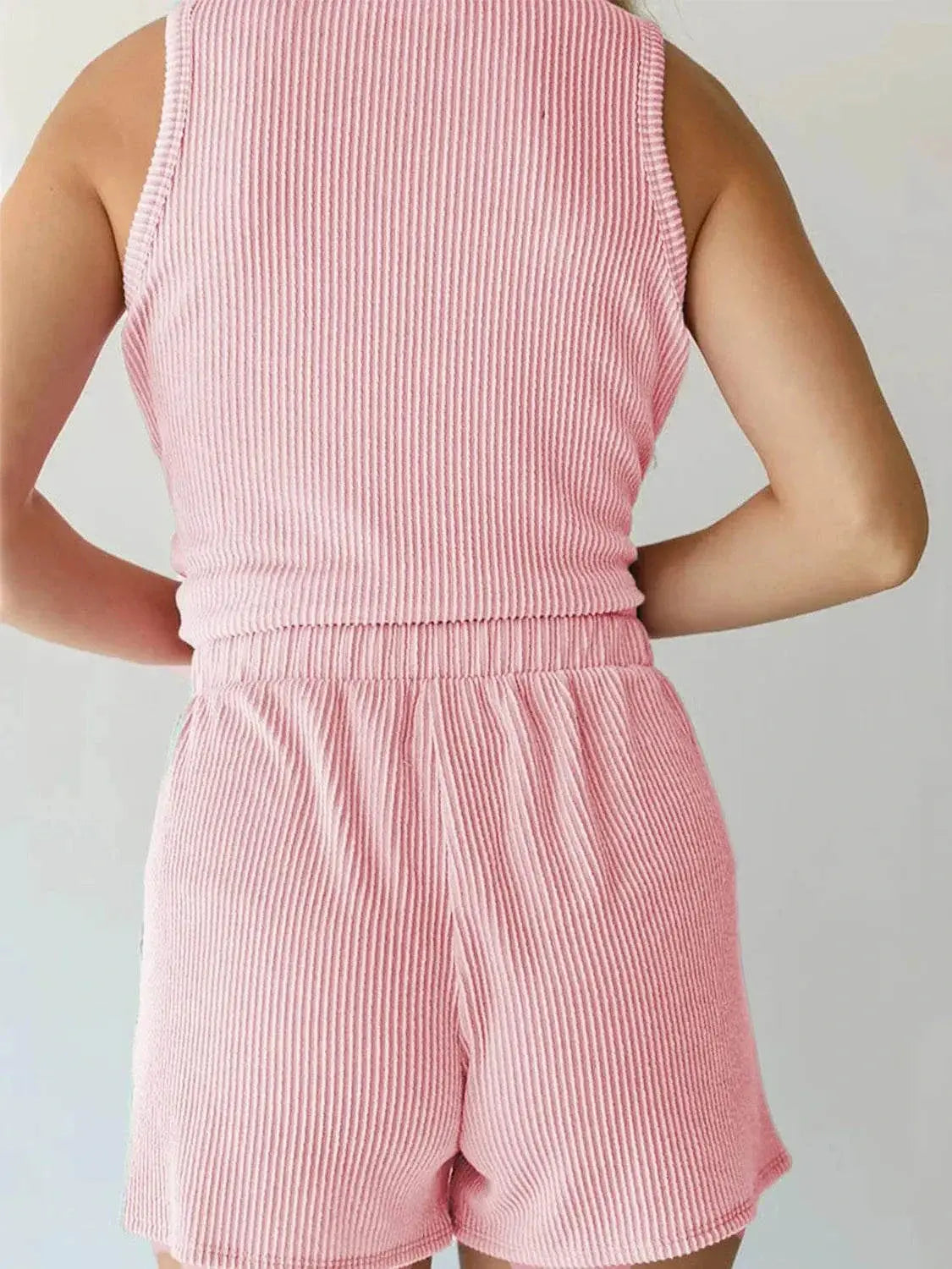 Round neck sleeveless top and shorts set with pocketed design.