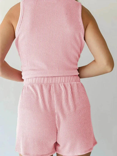 Round neck sleeveless top and shorts set with pocketed design.