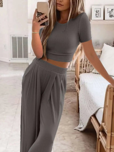 Plus size round neck short sleeve top and pants set.