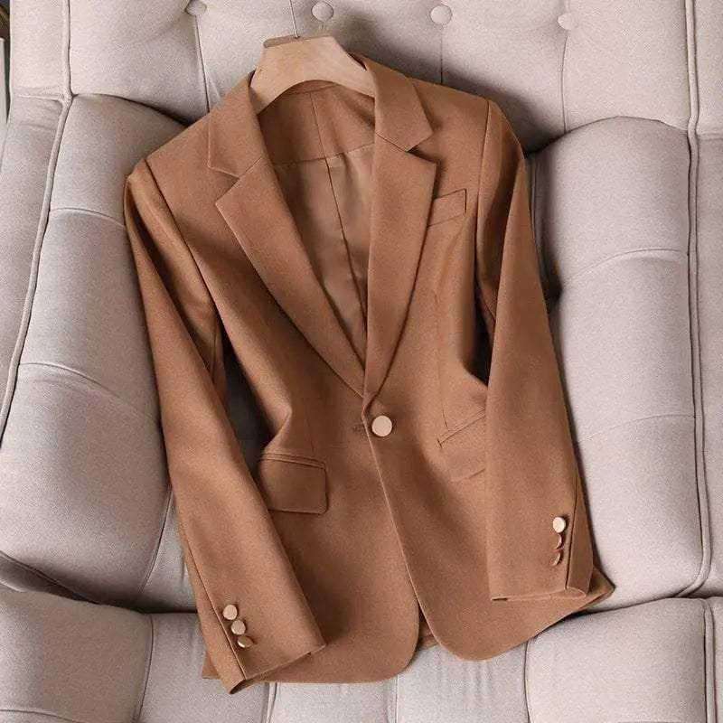 Suits And Coats Are Popular This Year For Women